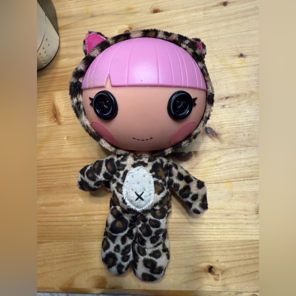 Lalaloopsy Kat Jungle Roars, younger sister, Whiskers Lion Roar and Pet - Picture 2 of 3
